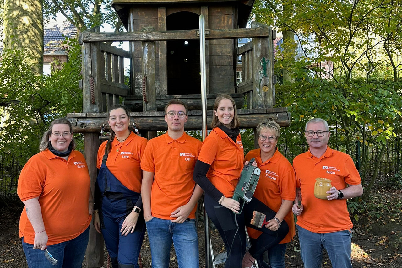 Team Rent a Banker vor Klettergerüst