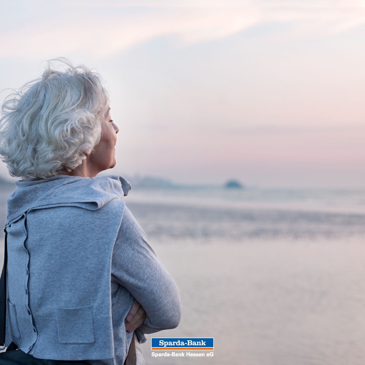 Seniorin vor Meer nachdenklich