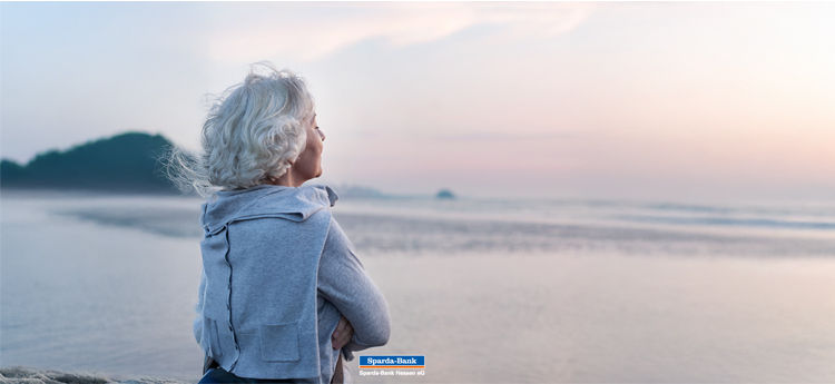 Seniorin Meer nachdenklich