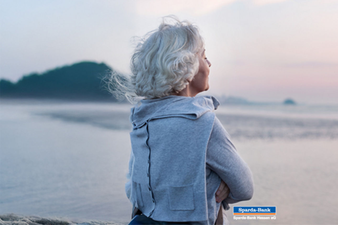 Seniorin Meer nachdenklich