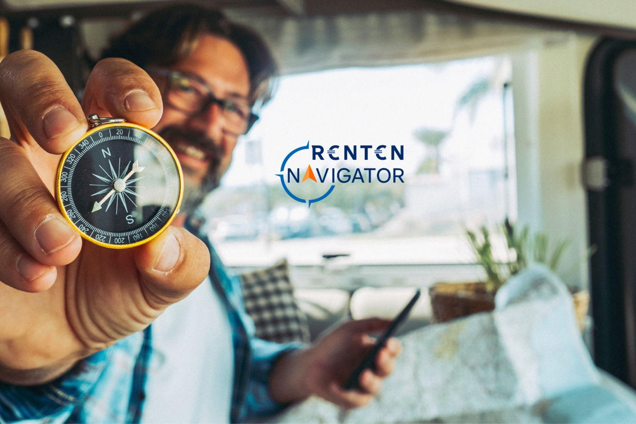 Mann hält Kompass in das Bild