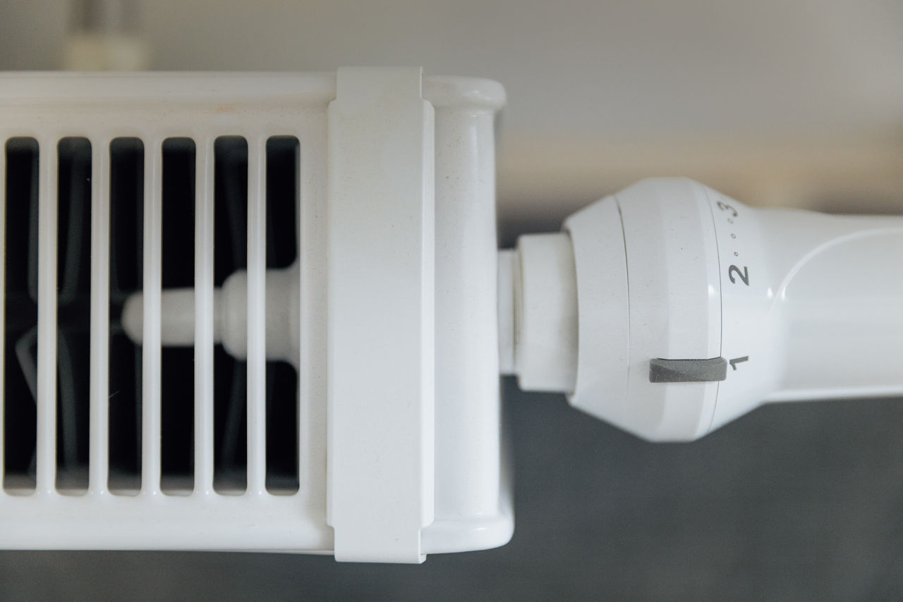 Detailaufnahme eines montierten Heizkörpers mit regelbarem Thermostatventil als Bestandteil einer klassischen Heizungsanlage im Sanitär‑ und Heizungsbetrieb der „Ress GmbH“