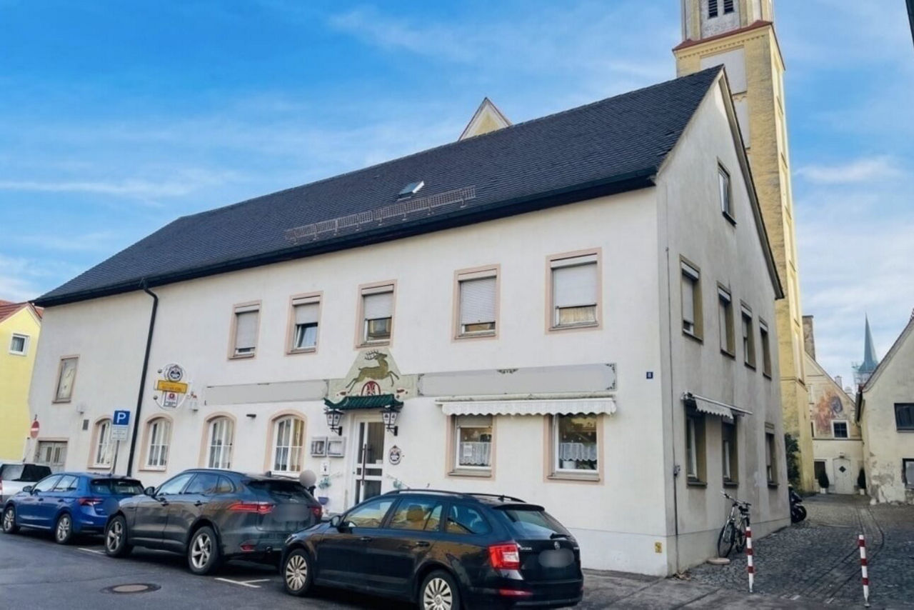 Außenansicht eines Restaurants mit Betreiberwohnung