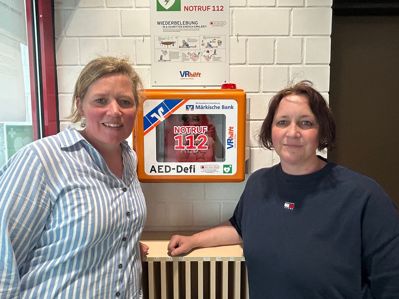 Zwei Frauen vor einem Defibrillator