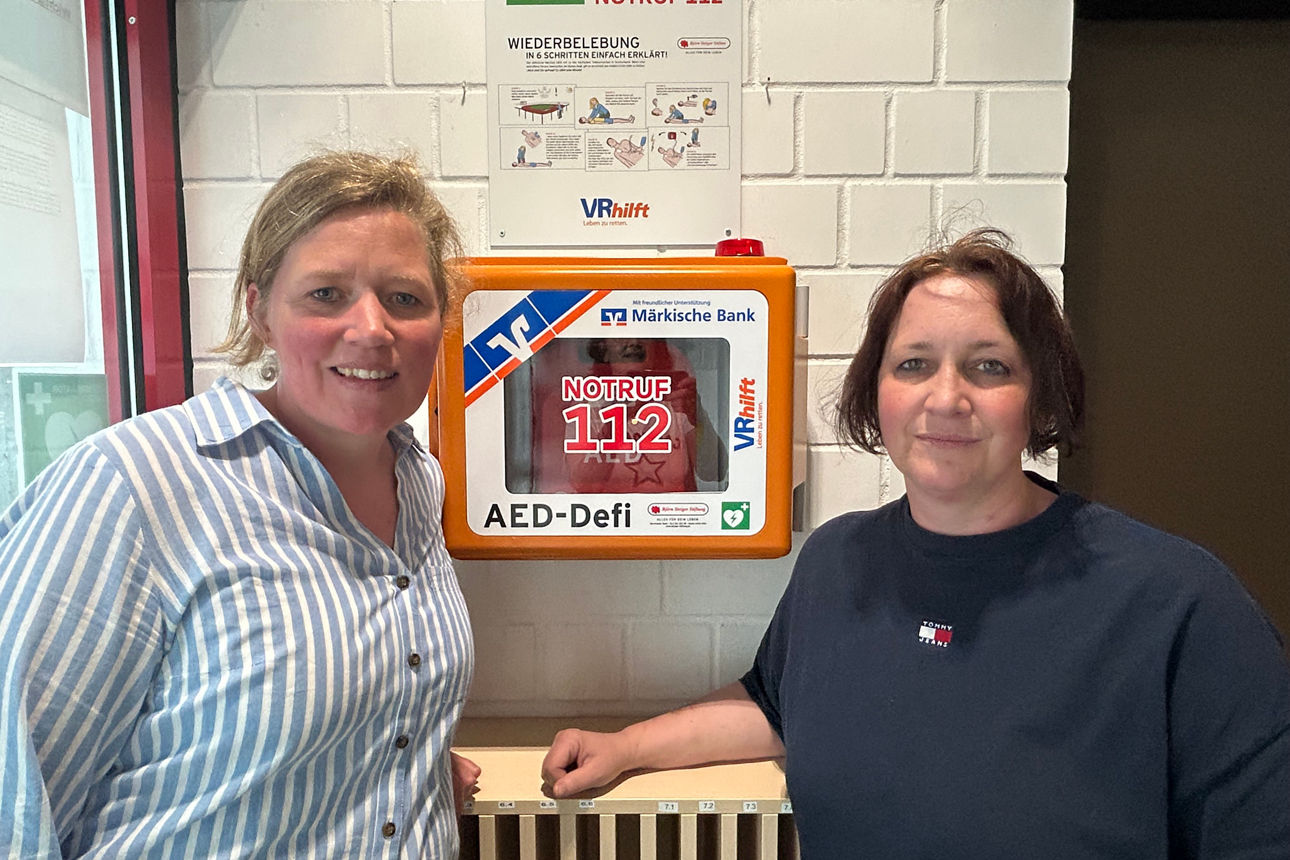 Zwei Frauen vor einem Defibrillator