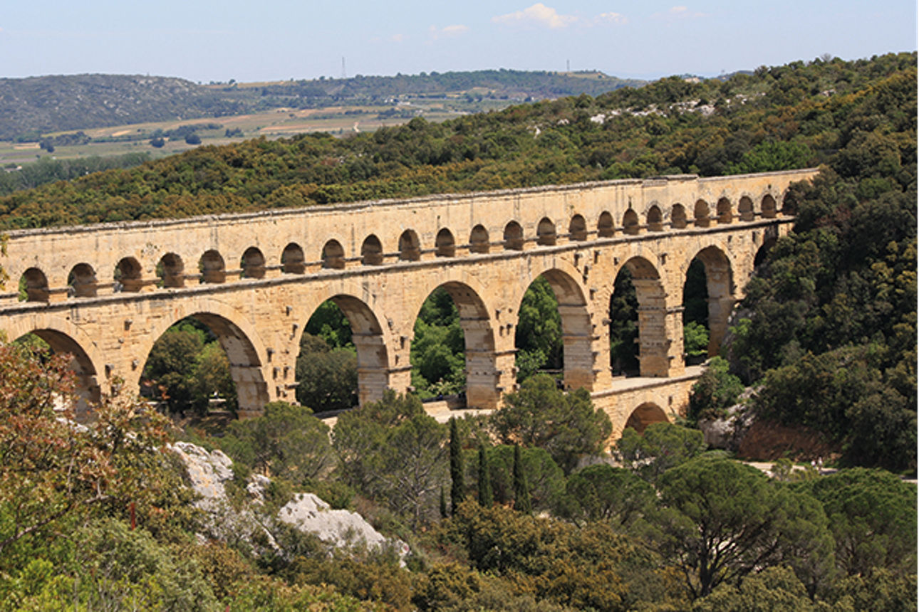 Eine große Brücke überspannt einen Fluss