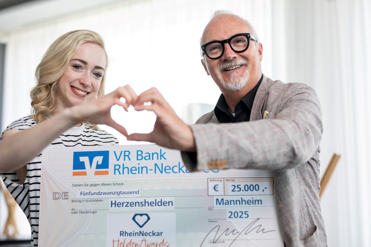 Mitarbeiter der VR Bank Rhein-Neckar mit einem Gutschein
