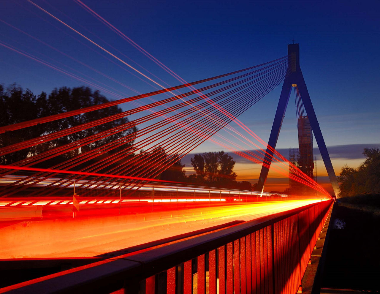 Hängebrücke über den Rhein in der Nacht