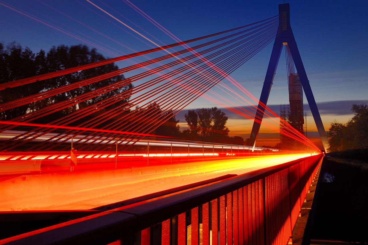 Hängebrücke über den Rhein in der Nacht