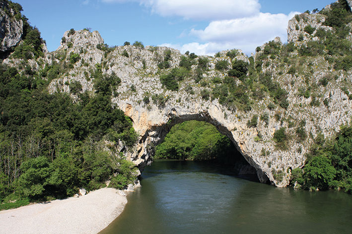Ein beeindruckender Felsbogen überspannt den Fluss und bildet eine natürliche Brücke.