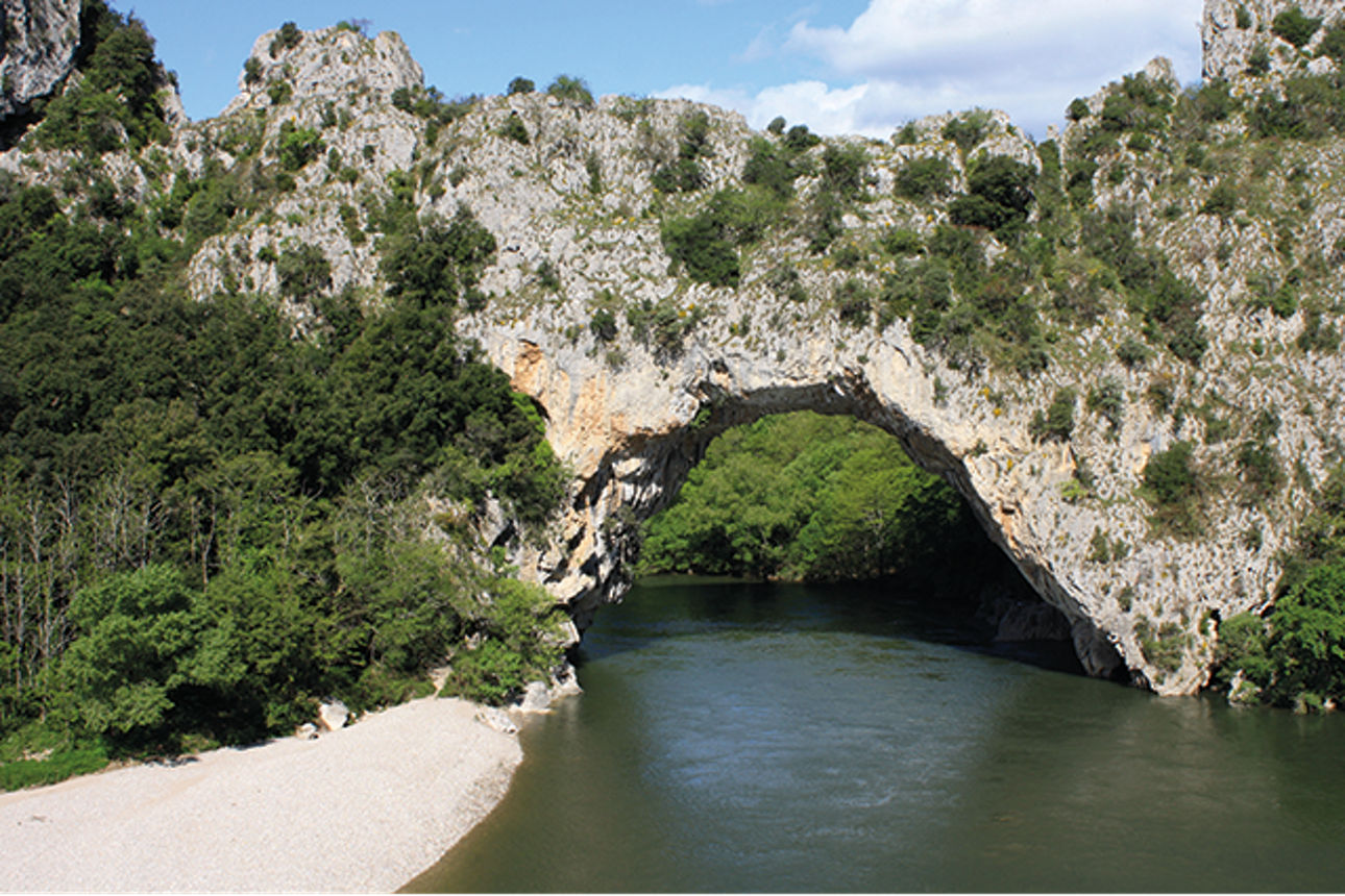 Ein beeindruckender Felsbogen überspannt den Fluss und bildet eine natürliche Brücke.