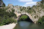 Ein beeindruckender Felsbogen überspannt den Fluss und bildet eine natürliche Brücke.