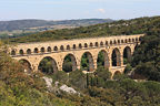 Ein beeindruckender Felsbogen überspannt den Fluss und bildet eine natürliche Brücke.