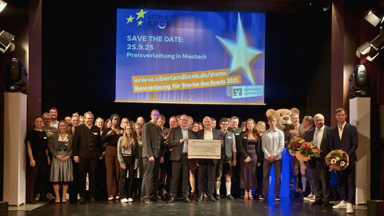 Die Teilnehmer und Gewinner der Sterne des Sports-Gala in Bad Tölz, stehen versammelt auf der Bühne