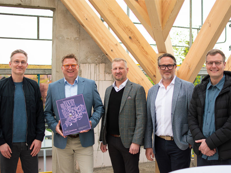 Fünf Männer stehen im Rohbau des URIG Borsum