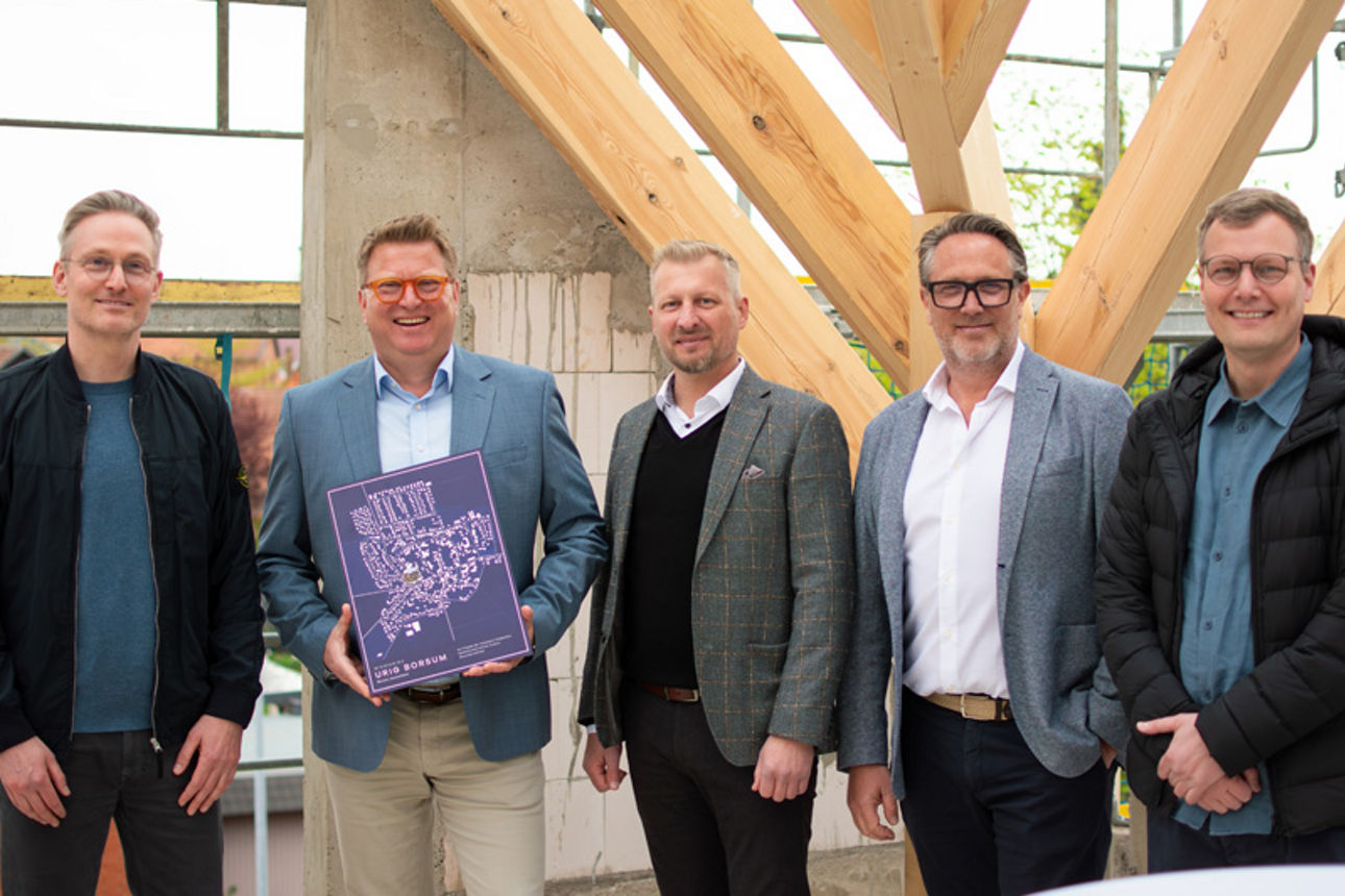 Fünf Männer stehen im Rohbau des URIG Borsum