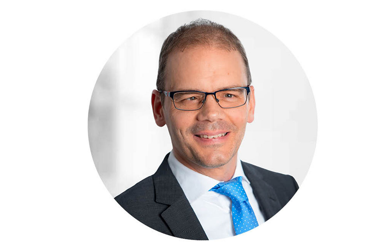 Mann mit Anzug und Brille