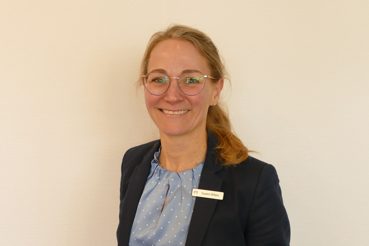 Eine Frau lächelt in die Kamera