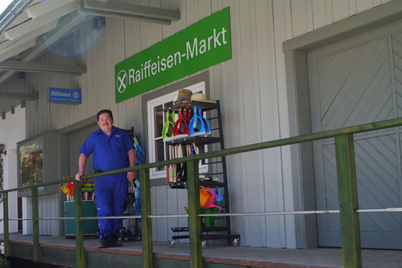 Ein Mann steht vor dem Raiffeisenmarktgebäude in Roßhaupten