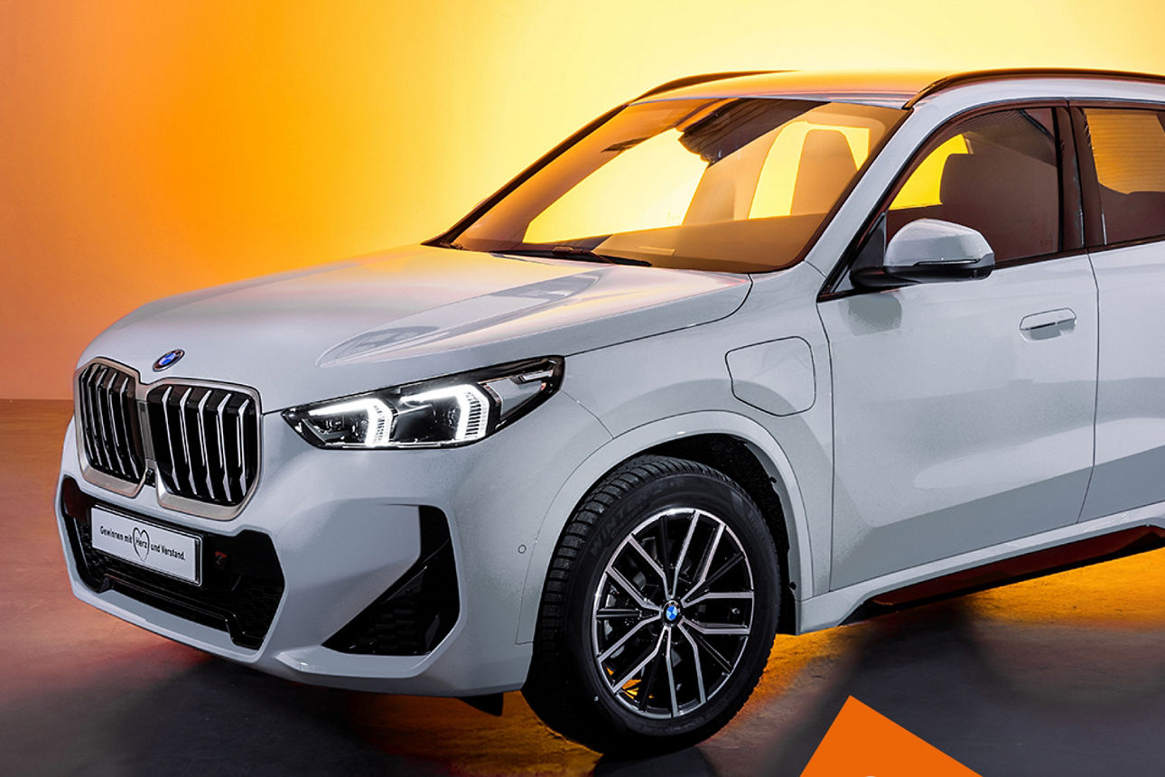 BMW X1 Plug-in-Hybrid - weißes Fahrzeug