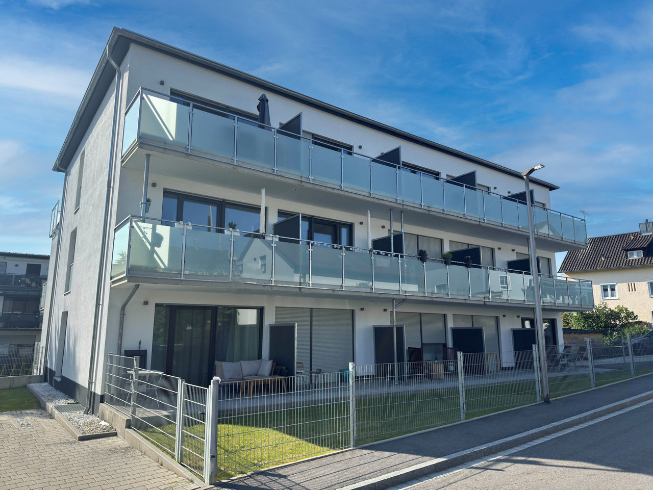 Studentenapartment mit blauem Himmel im Hintergrund
