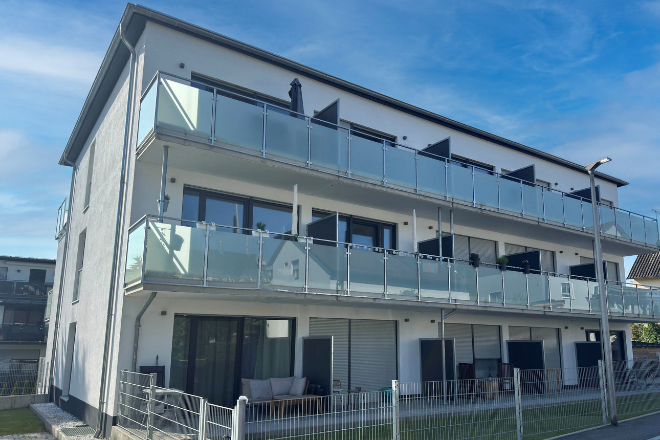 Studentenapartment mit blauem Himmel im Hintergrund