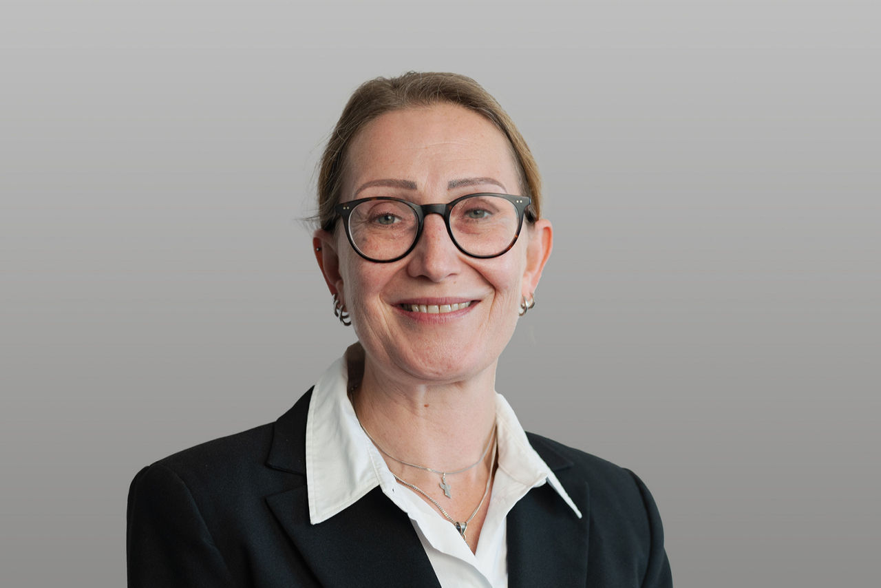 Servicemitarbeiterin Bettina Rohrbeck-Frohnhoff  vor grauen Hintergrund