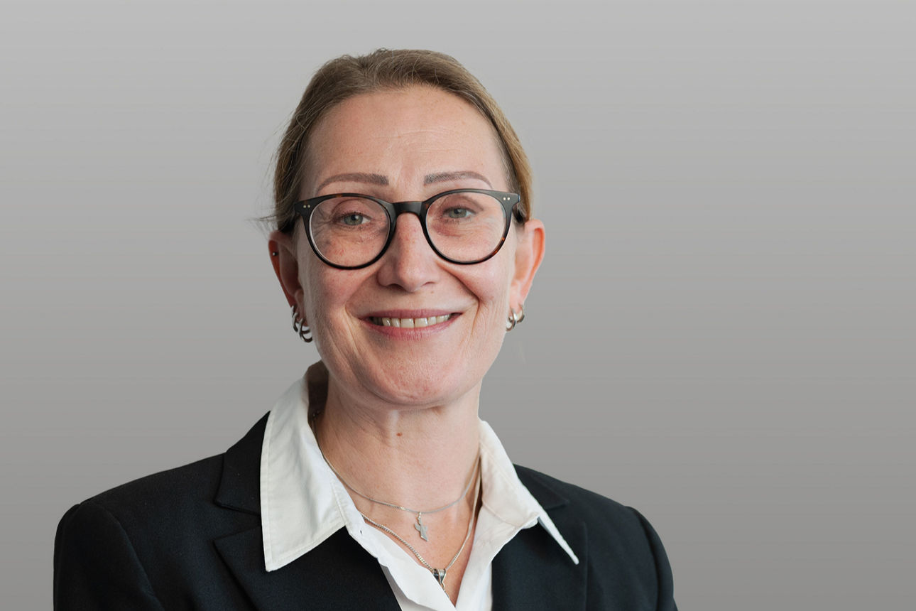 Servicemitarbeiterin Bettina Rohrbeck-Frohnhoff  vor grauen Hintergrund