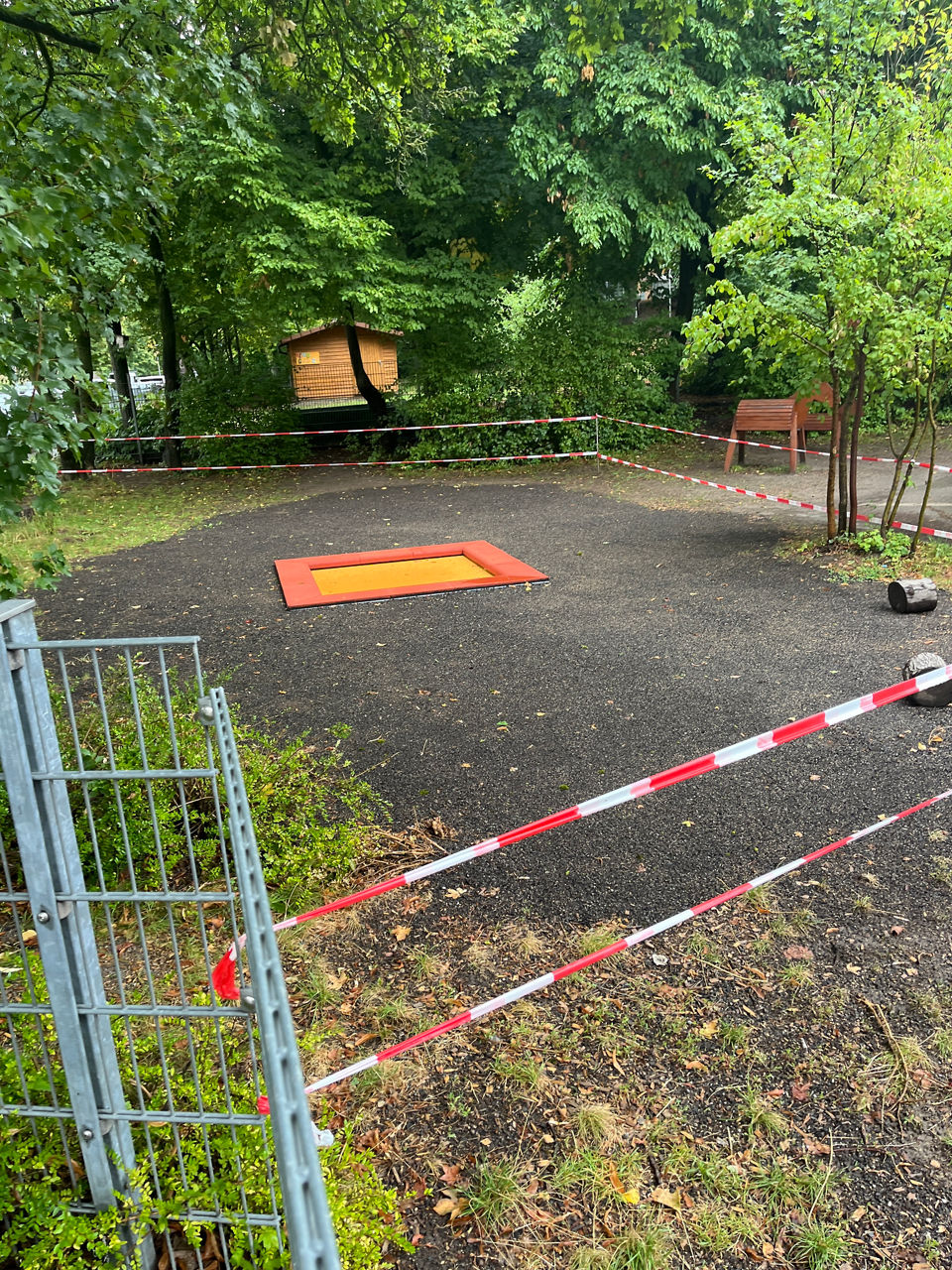 Das neue Rolli-Trampolin im Garten der Kita