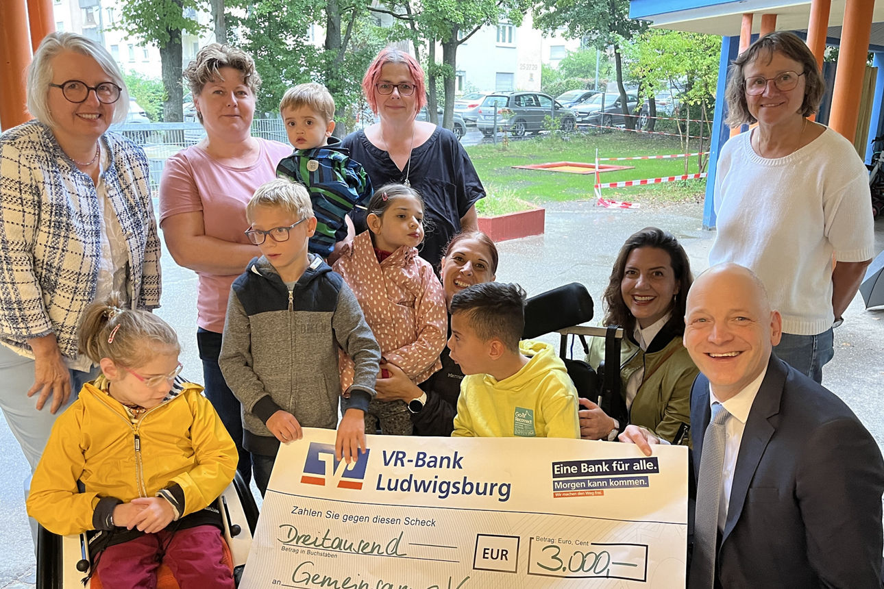 Erzieherinnen und die Kinder bei der Scheck-Übergabe durch unseren Vorstandsvorstizenden Timm Häberle