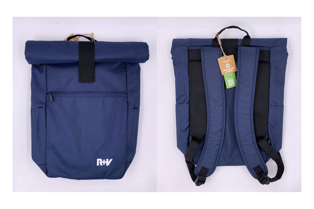 Blauer Rolltop-Rucksack mit R+V Logo