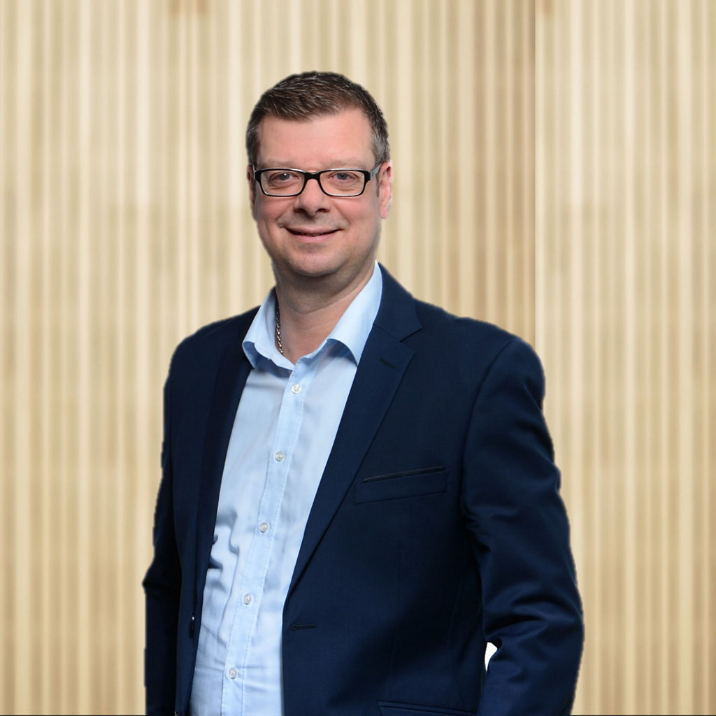 Ronnie Zeltmann vor Holzwand