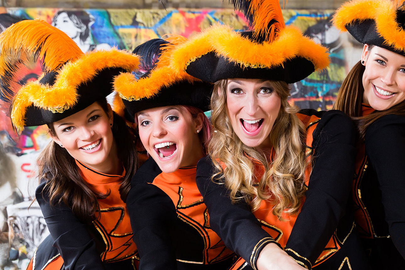 Mehrere Gardemädchen stehen Arm in Arm und lachen in die Kamera.