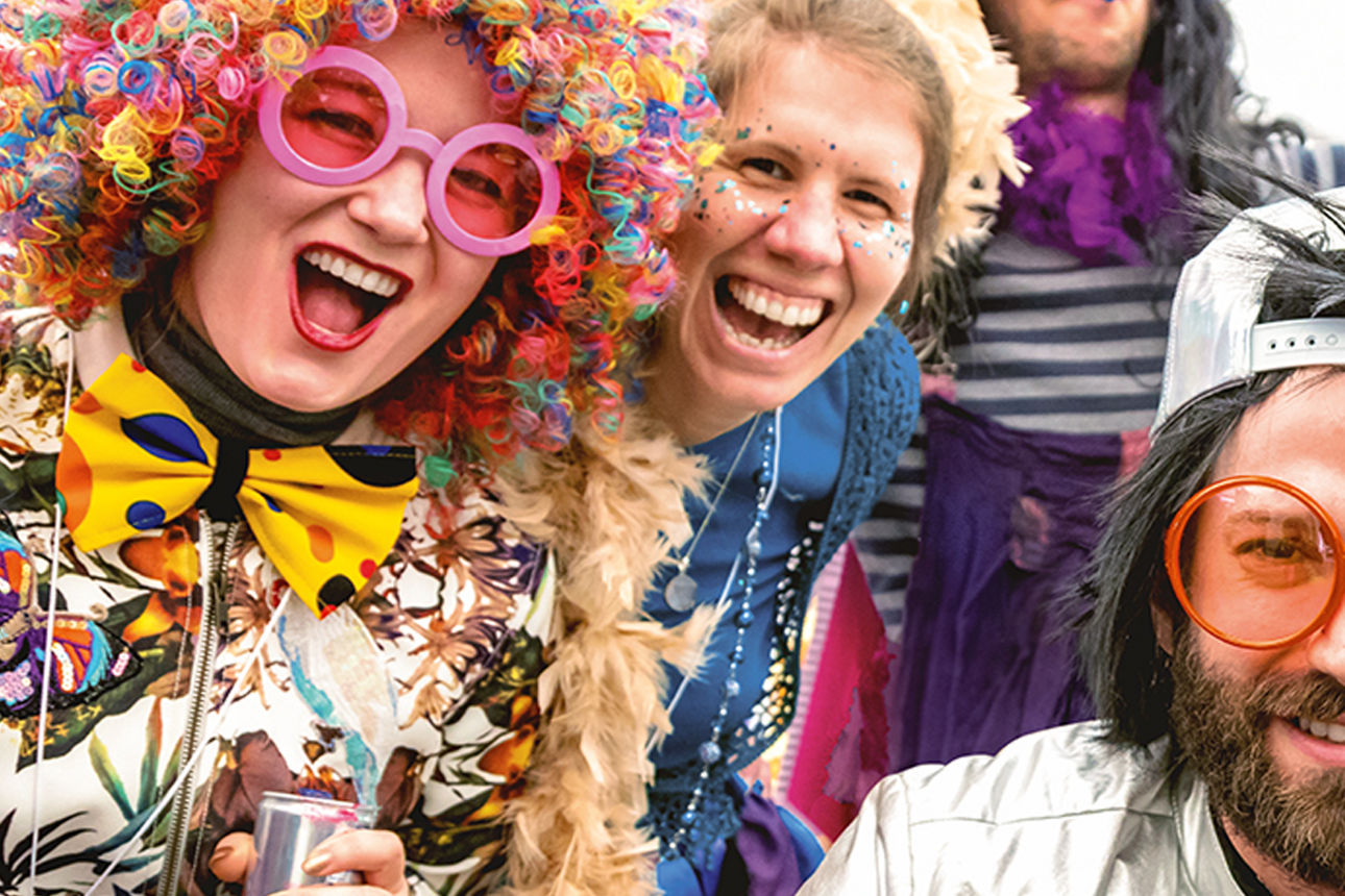 Menschen in bunten Karnevalskostümen.