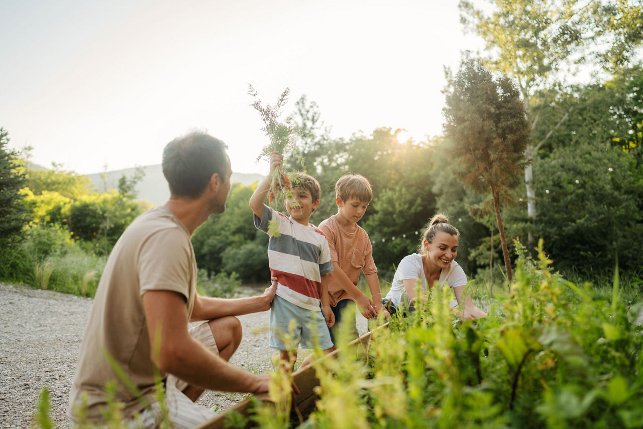 Junge Familie mit Kindern in einem Garten