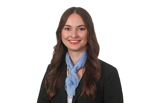 Freundlich lächelnde Frau im Anzug, unser Privatkundenberaterin Pauline Ruder