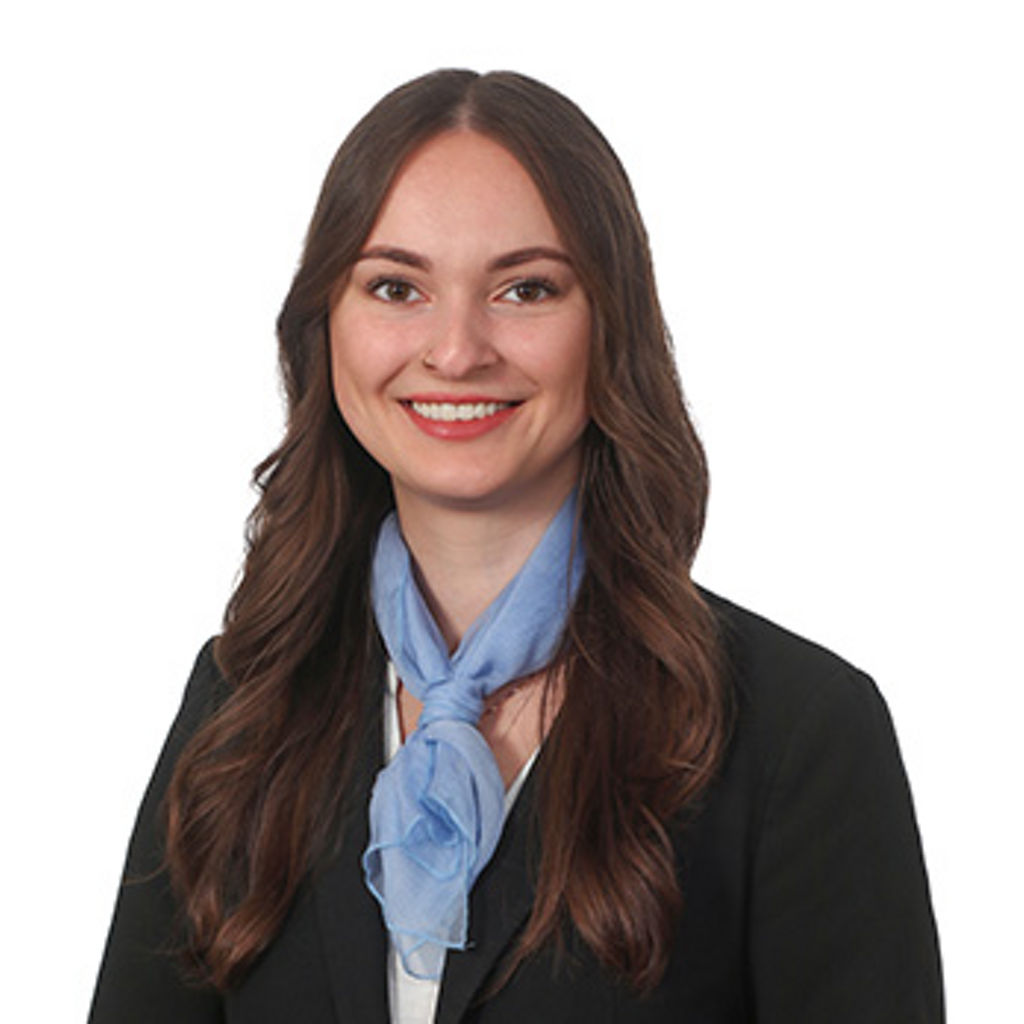 Freundlich lächelnde Frau im Anzug, unser Privatkundenberaterin Pauline Ruder