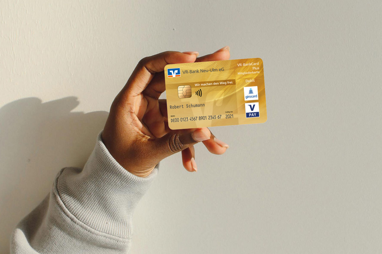 Hand hält goldene Kreditkarte in die Luft