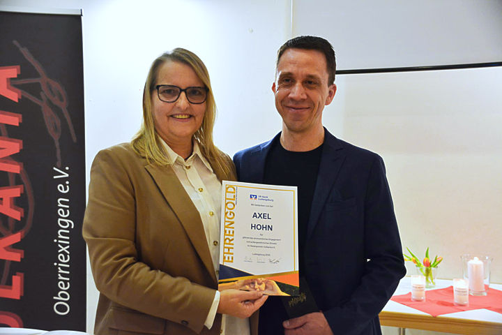 Übergabe der Urkunde an Axel Hohn