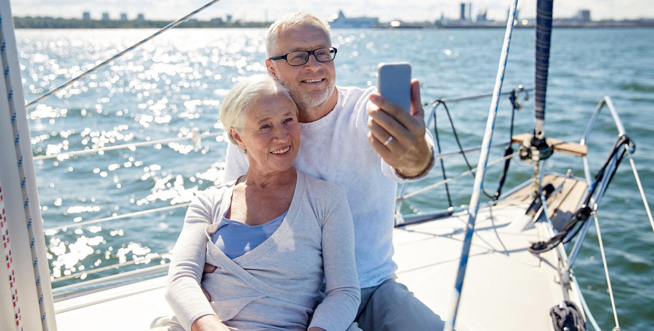 Senioren nutzen Online-Banking auf dem Smartphone