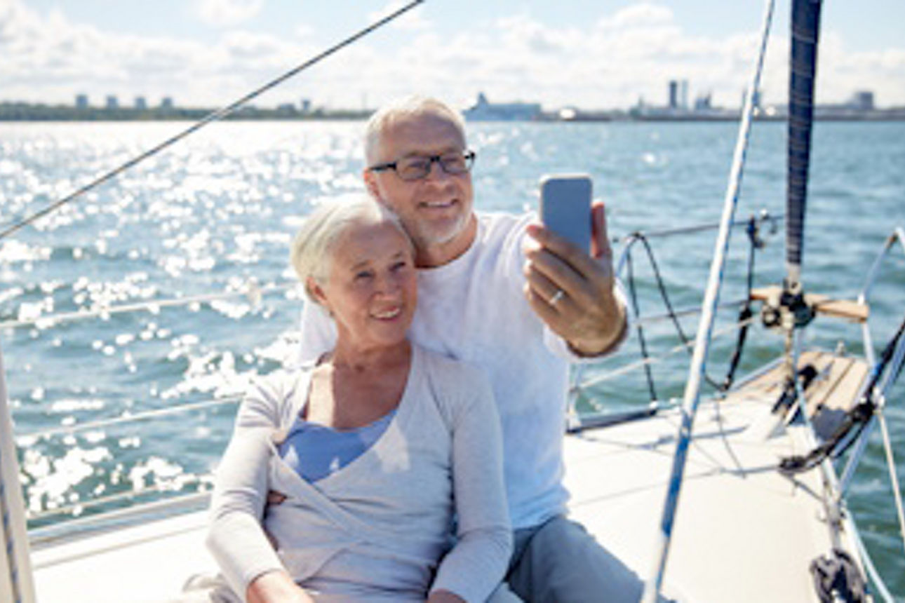 Senioren nutzen Online-Banking auf dem Smartphone