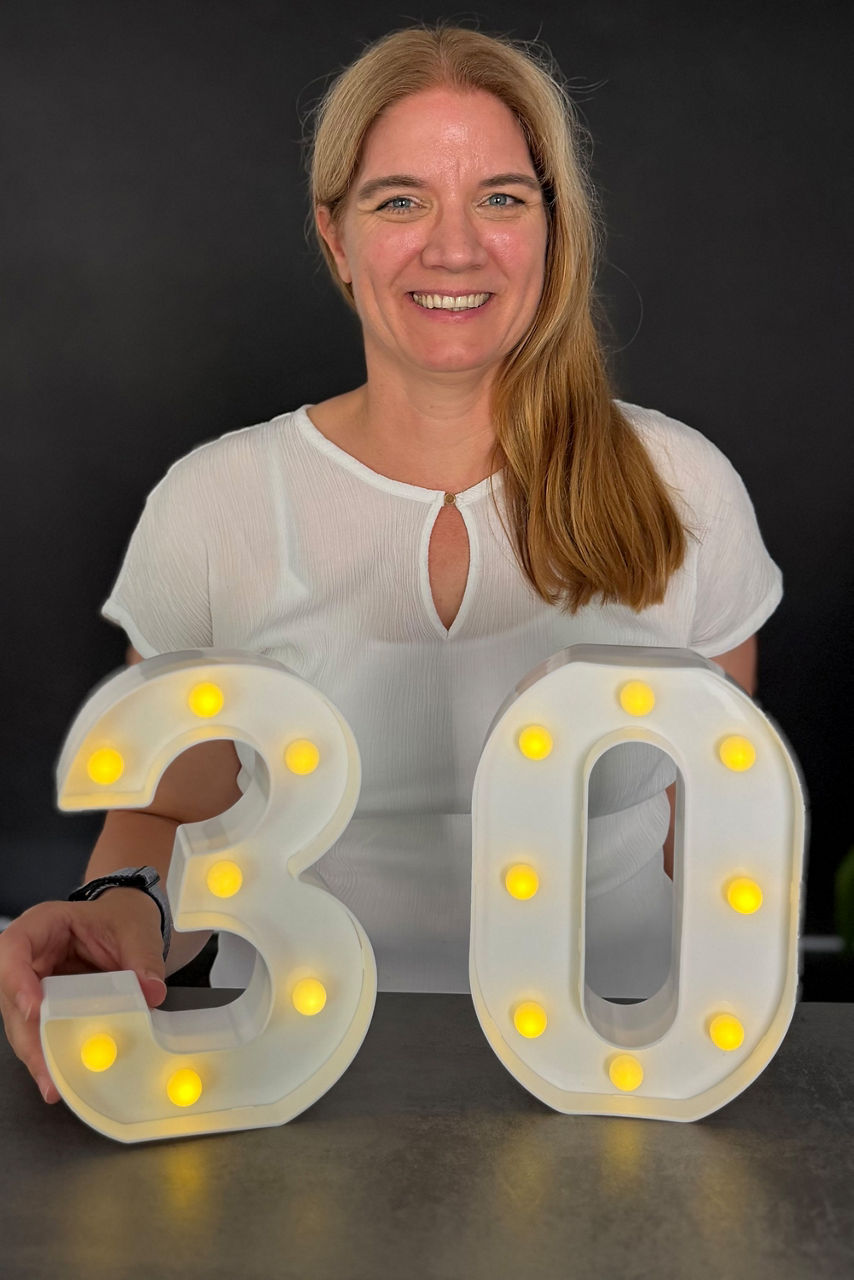 Tatjana Ruloff mit einer leuchtenden 30