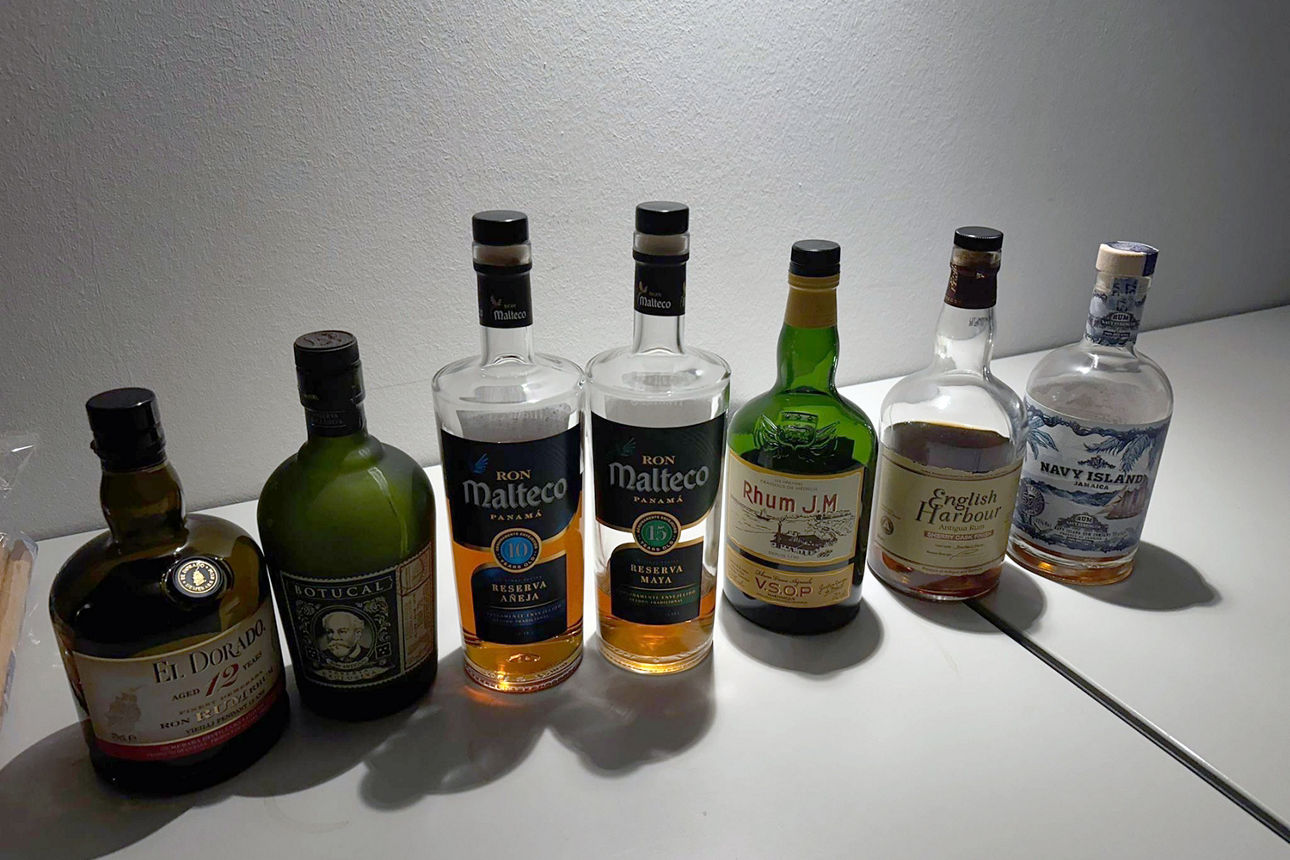 Sieben verschiedene Rumsorten