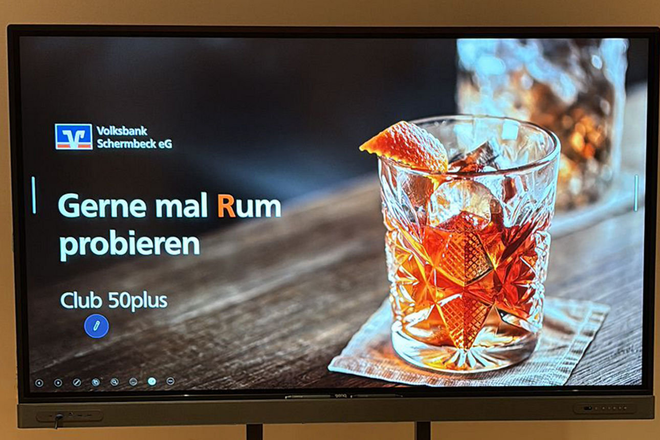 Eine Präsentation wo drauf steht "Gerne mal Rum probieren"