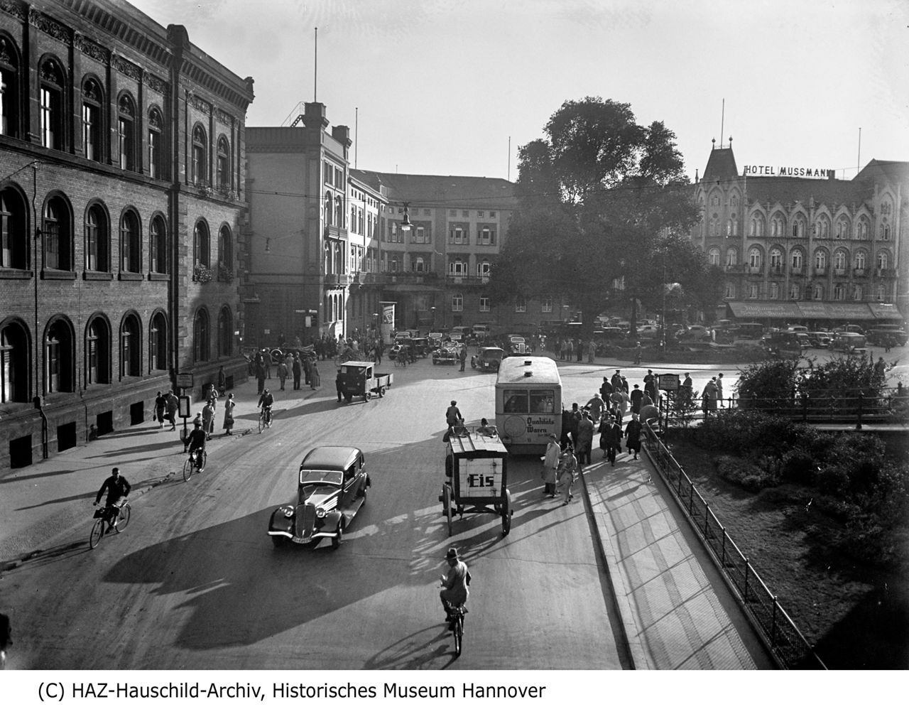 Der Platz vor der Sparda-Bank Hannover Anfang 1900. 