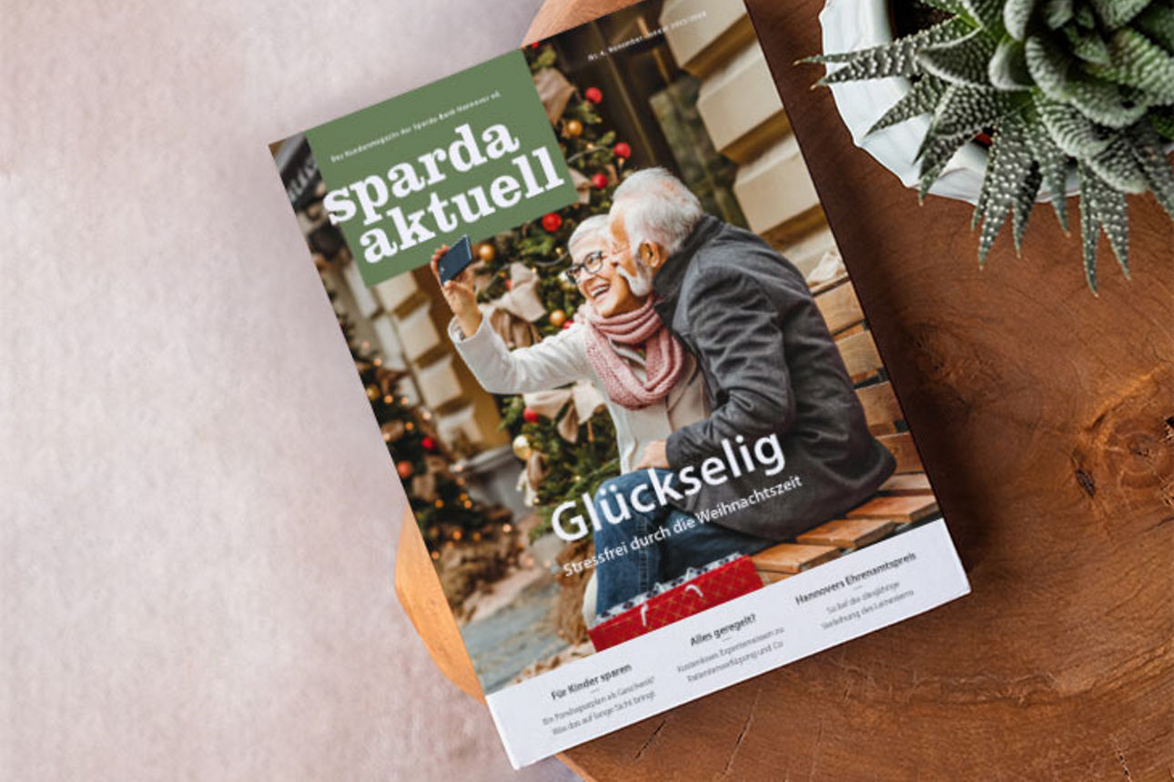 Das sparda aktuell-Titelbild zeigt eine Frau, die aus einem Auto schaut.