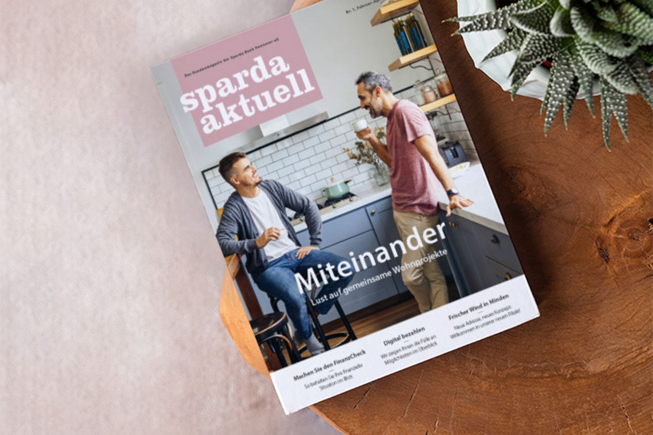 Das sparda aktuell-Titelbild zeigt eine Frau, die aus einem Auto schaut.