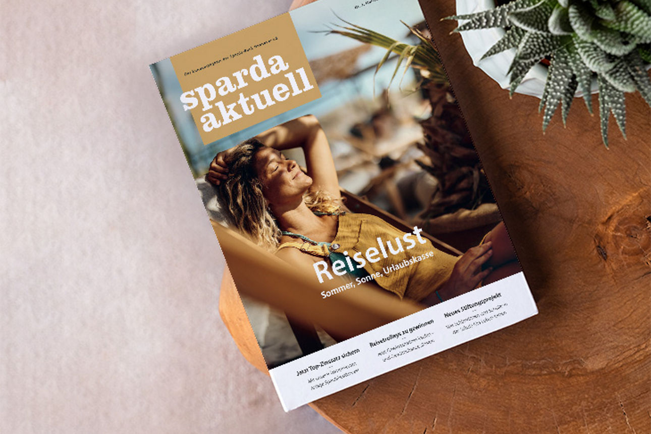 Das sparda aktuell-Titelbild zeigt eine Frau, die aus einem Auto schaut.