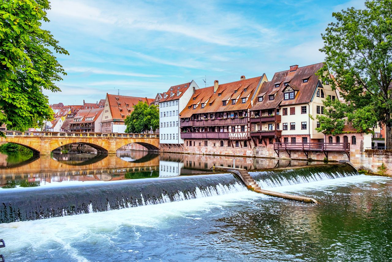 Blick auf den Fluss Pegnitz in Nürnberg mit der Maxbrücke im Hintergrund