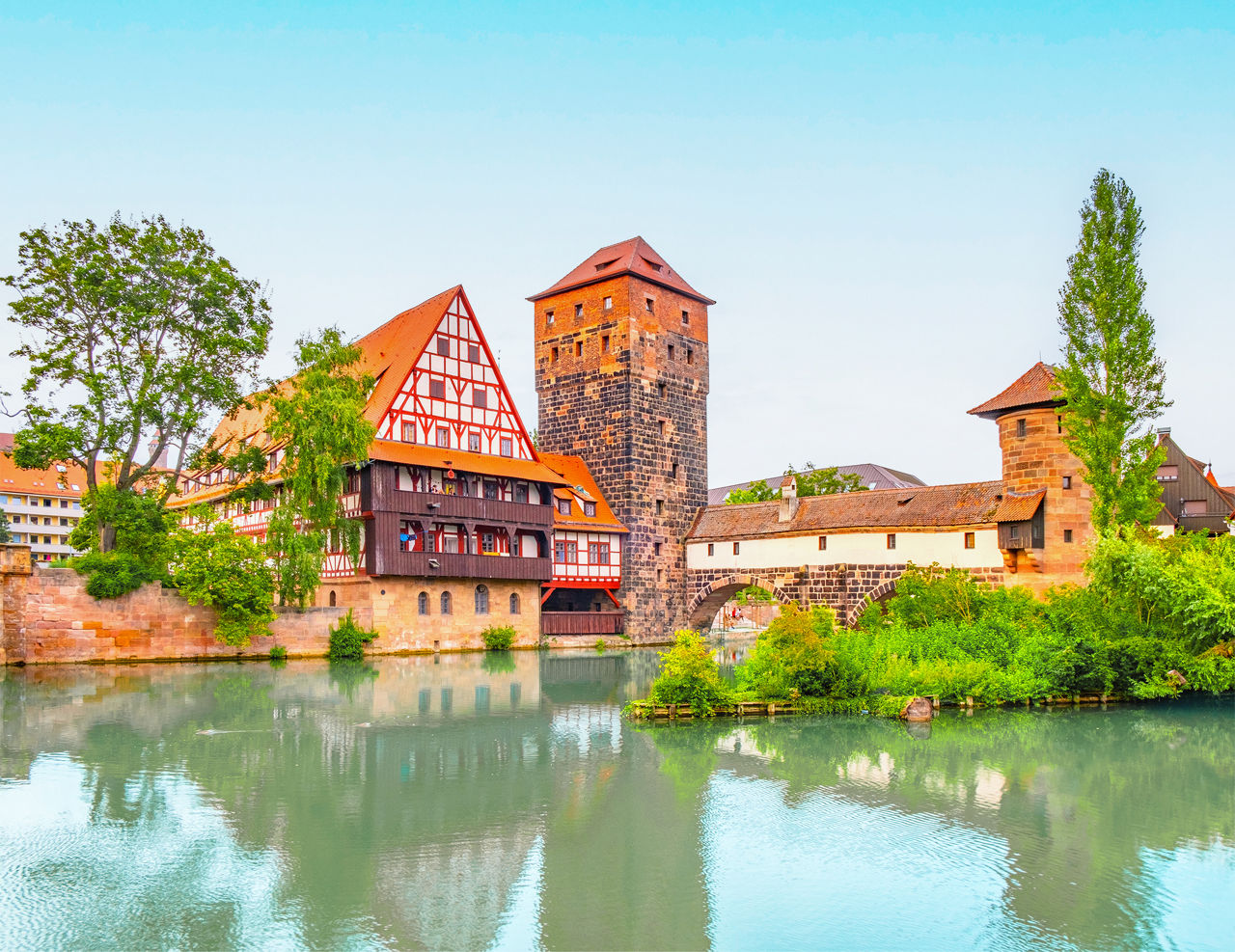Blick über den Nürnberg Fluss Pegnitz mit dem Fachwerkhaus Weinstadl im Hintergrund